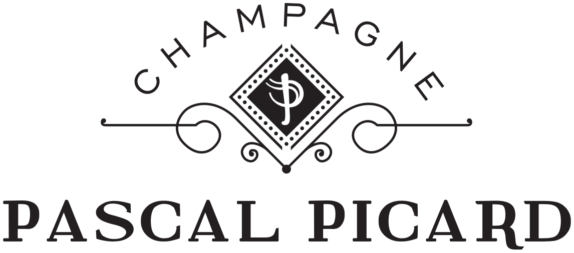Texte: "Champagne Pascal Picard". Logo : Un "P" stylisé blanc, dans un carré noir tourné à 45°. Le tout entouré d'une bordure