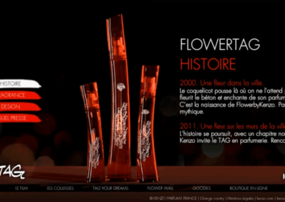 Capture d'écran du site Kenzo Flower TAG. "Flower TAG, histoire". 3 bouteilles de parfum et historique du produit