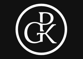 Logo Private Golf Key: Lettres "PGK" stylisées, blanches sur fond noir, dans un cercle