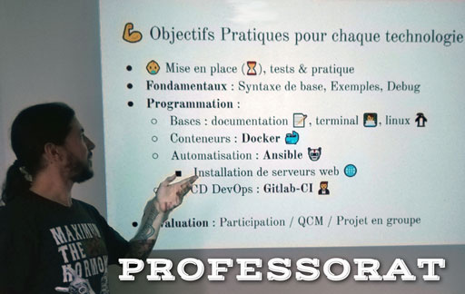 Texte: Professorat. Photographie de moi devant un écran de cours projeté, avec un sommaire concernant du DevOps.