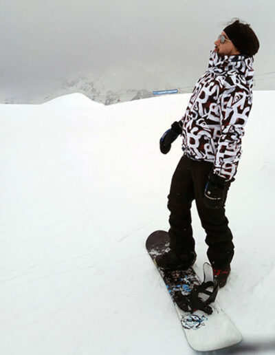 Photographie de moi aux sports d'hiver, en snowboard